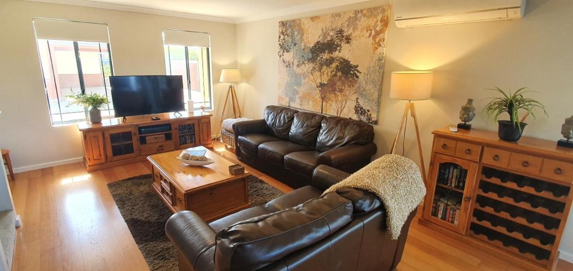 Palm Beach Manor Rockingham Bagian luar foto