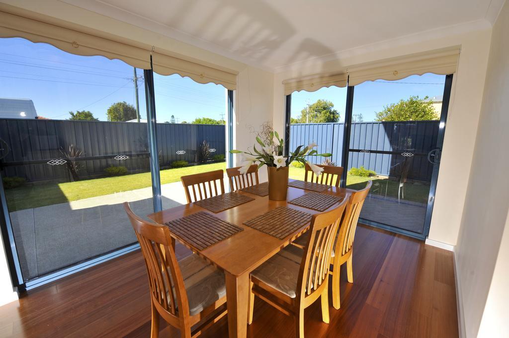 Palm Beach Manor Rockingham Bagian luar foto